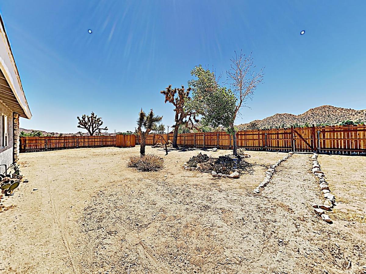Rawhide Ranch - Walk To Pappy And Harriet'S With Hot Tub! Home Yucca Valley Exterior foto